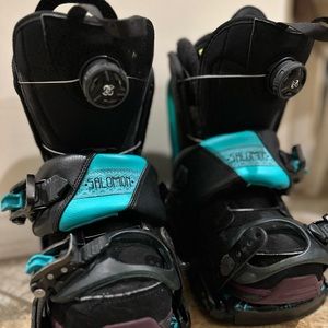 Salomon size 6 SNOWBOARD BOOTS AND BINDINGS.